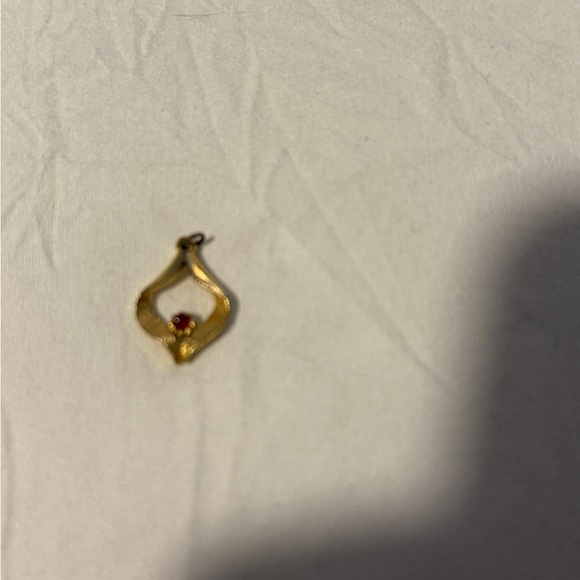 Elegant Gold Pendant Necklace with Red Accent - Picture 3 of 6